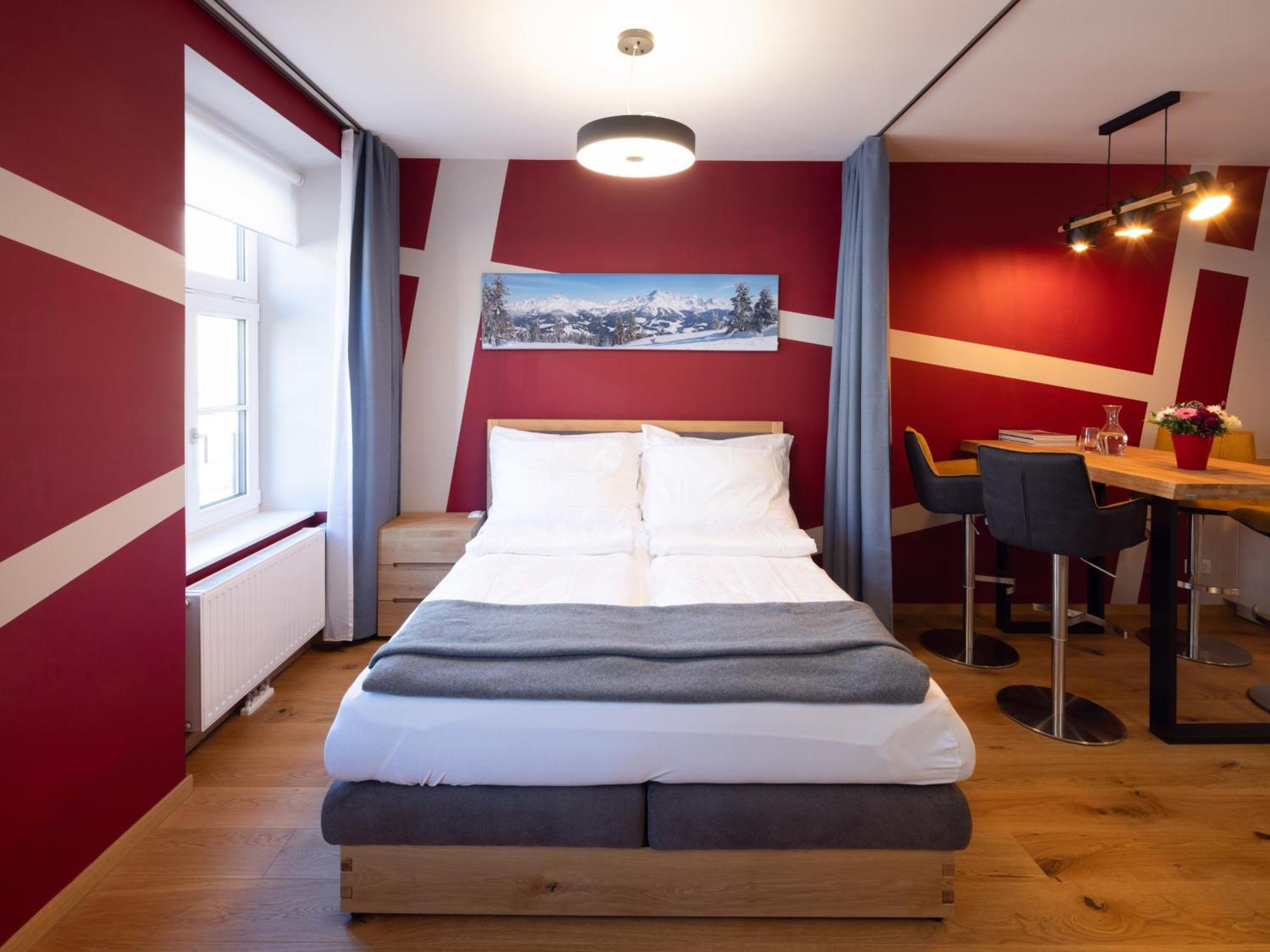 Premium With Free Parking Garage Apartment *