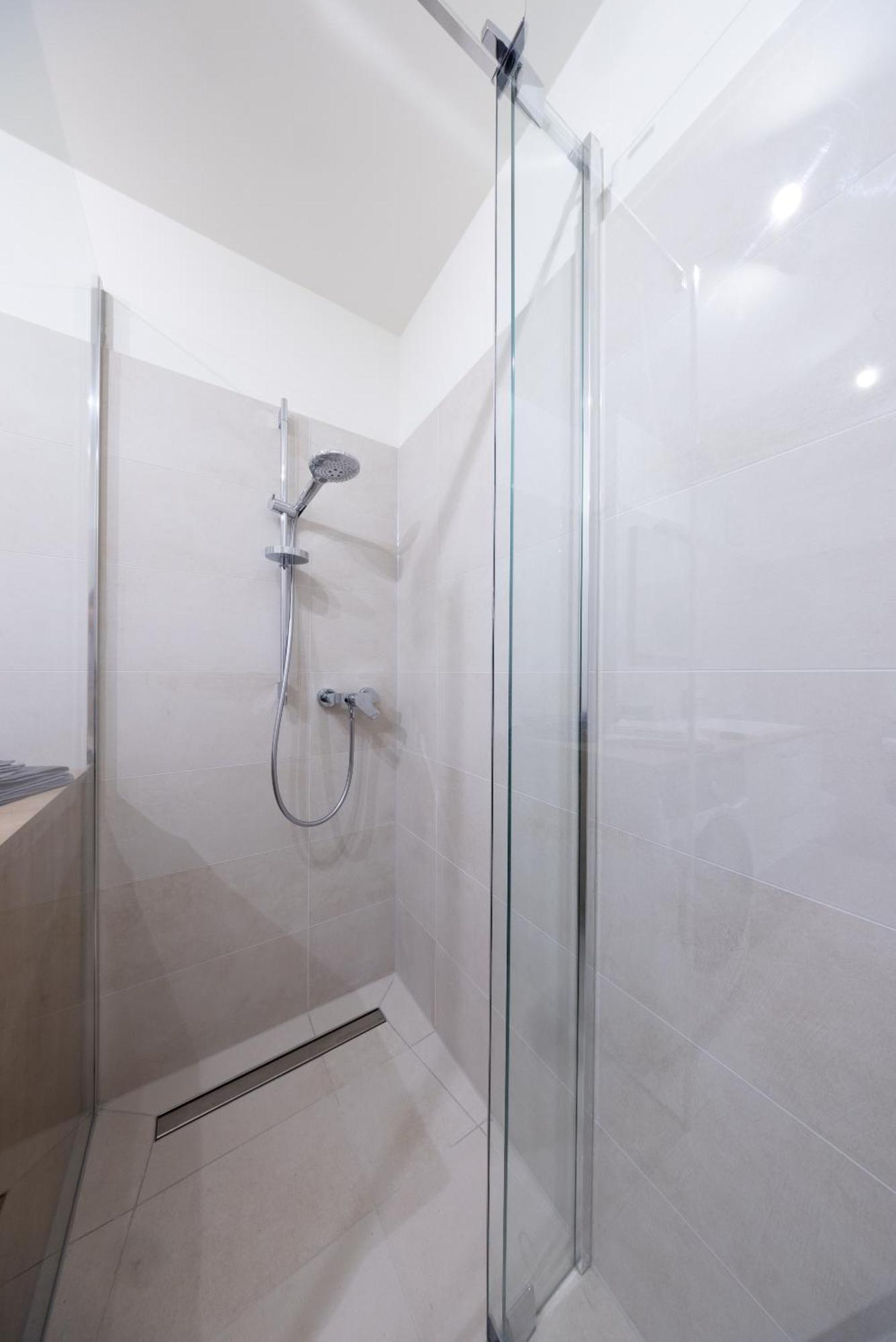 Premium With Free Parking Garage Apartment